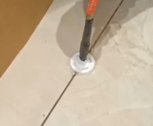 霍邱瓷砖空鼓维修公司专业解答瓷砖在铺贴过程中，如果没有涂抹均匀到位的粘结材料（如水泥砂浆或瓷砖胶），可能会导致以下问题