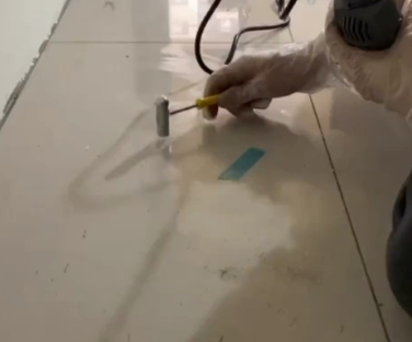 霍邱瓷砖开裂维修公司专业分享瓷砖在铺贴前如果没有沥干水分，将会导致以下问题